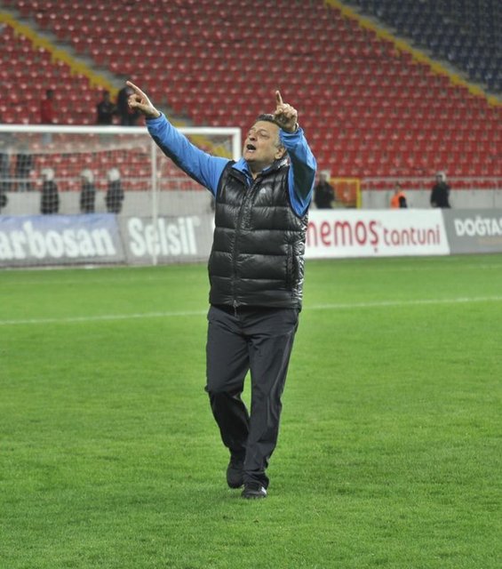 YILMAZ VURAL: - "Fatih Terim'den de Mustafa Denizli'den de Ersun Yanal'dan da fazla maç yönetmiş biriyim. Türkiye'nin en fazla maç yöneten adamı benim. Ancak herkes bunu görmezden geliyor. Hala onlara teklifler var."