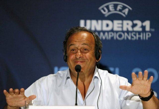 PLATİNİ: - "Büyük takımlar aldığı kupalarla, küçük takımlar ise yendiği büyük takımlarla övünür."