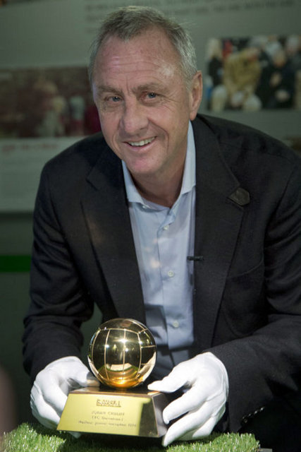 JOHAN CRUYFF: - "Doktorlar sigarayı bırakmazsam artık futbol oynamayacağımı söylediler. Ben de futbolu bıraktım."