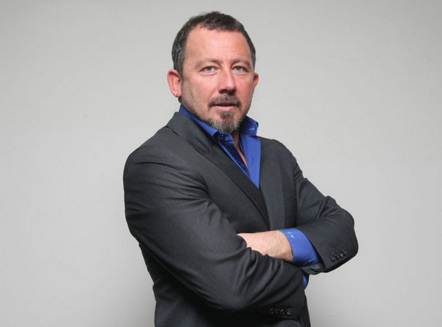 SERGEN YALÇIN: - Muhabir: "Hiç bir golü kız arkadaşına hediye ettiğin oldu mu?" Sergen Yalçın: "Aynı golü iki farklı kıza hediye ettiğim bile oldu."