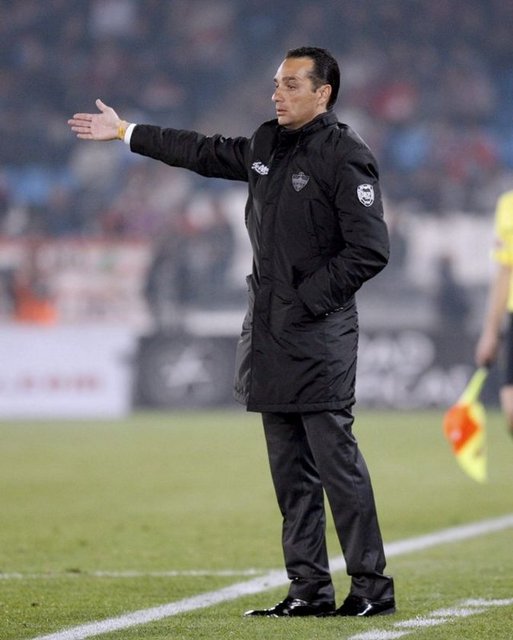 JOSE LUİS OLTRA: - Muhabir: "Messi'yi nasıl durdurmayı düşünüyorsunuz ?" Jose Luis Oltra: "Guradiola'dan Messi'yi oynatmamasını rica edeceğiz."