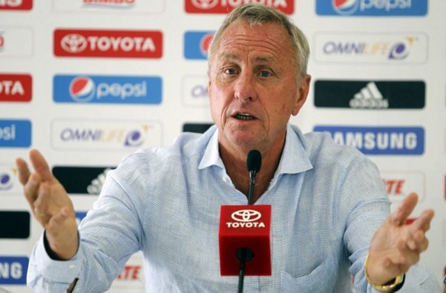 CRUYFF: - "Doktorlar sigarayı bırakmazsam artık futbol oynamayacağımı söylediler. Ben de futbolu bıraktım."