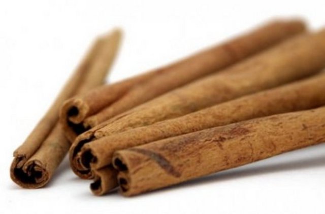 Tarçın - Tarçın üzerine yapılan sayısız çalışmanın sonuçları bir tutam tarçının dahi yemek sonrası insülin tırmanışlarını engelleyip, açlıklara son verdiğini göstermiştir.