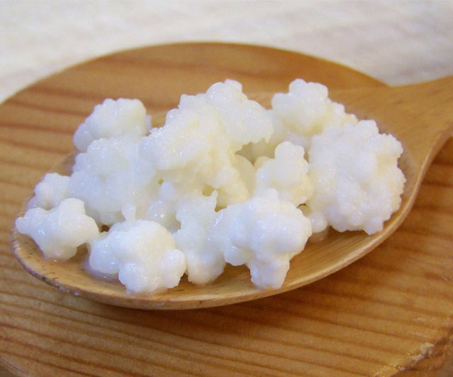 İçeriği zengin mineral, vitaminlerle dolu kefir sıcak yaz günlerinde sıvı alımını artırmak için kullanılabilecek serinletici bir içecektir.