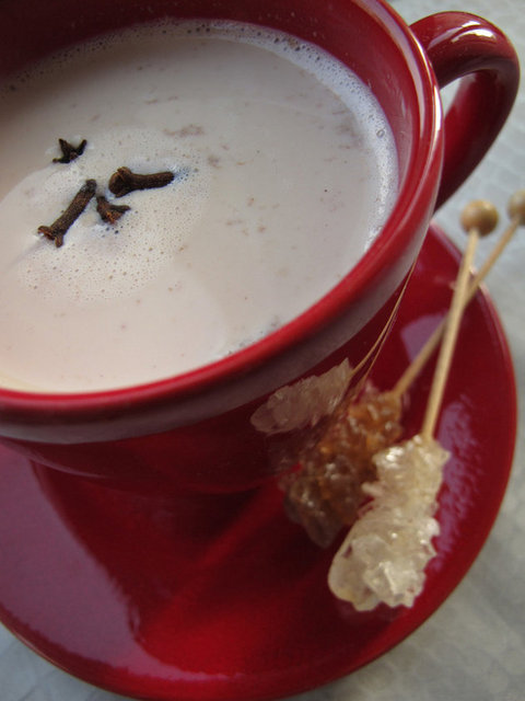 Sahurda içeceğiniz 1 çay kaşığı tarçın eklenmiş 1 su bardağı yarım yağlı süt bir sonraki gün daha rahat oruç tutmanızı sağlar.