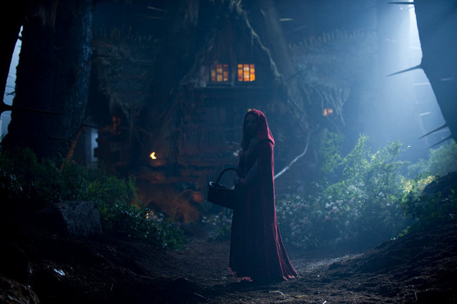 14-Kız ve Kurt (Red Riding Hood) (2011) 'Kırmızı Başlıklı Kız' masalı ile "Valerie and Her Week of Wonders"ın (1970) yapısını birleştirip ortaya çıkan toplama Hammer Films aşısı yapan, tek bir Ortaçağ lanetli kasabasında geçen doğru tonlu bir eser. "Alacakaranlık"ın yönetmeni Catherine Hardwicke ile "Evdeki Düşman"ın senaristi David Johnson'ı bir araya getiren "Kız ve Kurt", masalsı kurt adam filmi şablonunda kayda değer bir iş. En önemlisi de 19. yüzyıl görüntüsünün üzerine giderken asla demode kalıplar kullanmaması. Valerie ile sevgilisi Peter'ın hikayesinin 'dev kurt' tehdidiyle sarılması da aslında kurt avcılığından canavara vaat edilen yemeğe kadar her şeyi yerli yerine oturtuyor.