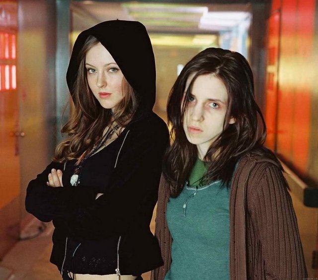 8-Ginger Snaps (2000) İlk muayyen dönemini yaşadığı gün ergenliğe zıplama sevdasındaki Ginger (Katharine Isabelle), o olayın gecesinde bir kurt adam tarafından ısırılır Çok bariz bir şekilde 'genç kızların bekaret tabusu'nu temsil eden korku motifi, "Genç Kurt"la akrabalık kurarken 'iki kız kardeşin etkileşimi'ni öne çıkarır.