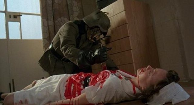 13-Kurt Adam Londra'da (An American Werewolf in London) (1981) Türlere mizahi yaklaşımıyla ya da "Kentucky Fried Movie" (1977), "Animal House" (1978) ve "Cazcı Kardeşler"in ("The Blues Brothers", 1980) yönetmeni olarak tanınan John Landis, burada 80'lerin furyası 'korku-komedi'nin yamacına tutunuyor.