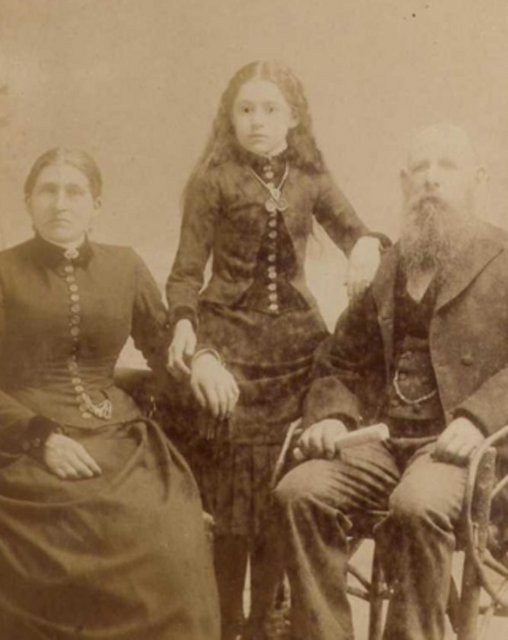 Aile bireyleri de hatıra kalması amacıyla ölülerini canlı gibi giydirir, süslerlerdi. -