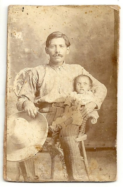 Ölümden sonra ilk kare - 19. yüzyılda fotoğraf çektirmek oldukça lükstü. Ancak yakınlarını kaybeden insanlar ilginç bir geleneği sürdürerek cansız bedenlerle fotoğraf çekiliyorlardı...
