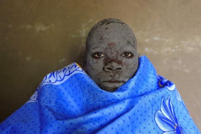 Kenya'nın batısında yer alan Bungoma'da Luhya kabilesi'na ait Bukusa halkının erkek üyelerinin her yılın Ağustos ayında yaptıkları bir gelenek var.