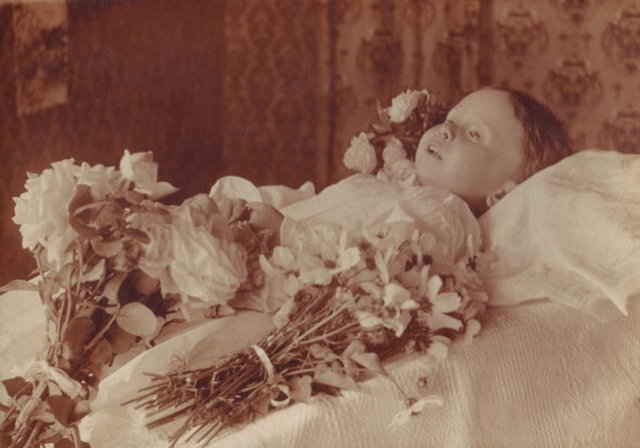 Fotoğraflarda genelde diğer aile bireyleriyle birlikte poz verilirdi.