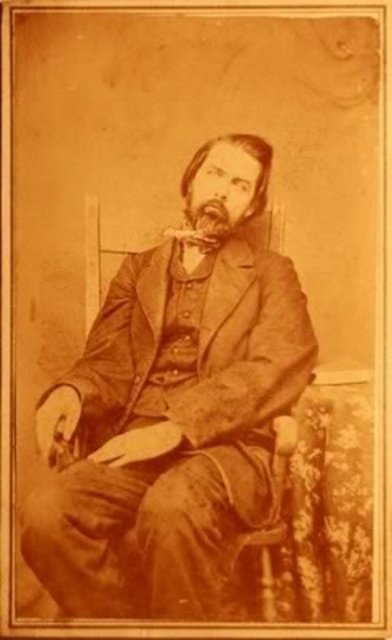 Cansız bedenlerle fotoğraf çekiliyorlardı