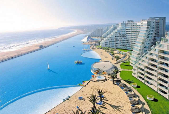 Dünyanın en büyük havuzu Şili'deki San Alfonso Del Mar Otel'de bulunuyor. Yapımı için yaklaşık 700 milyon pound harcanan havuz, 8 hektarlık bir alan üzerinde bulunuyor ve içerisinde tekneyle açılmaya yetecek kadar fazla miktarda su yer alıyor.