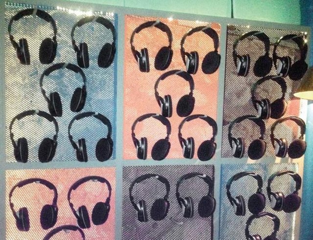 Alaçatı'da gürültü yasağı olduğu için 01.30'dan sonra müzik kapanıyor ve Tektekçi'de garsonlar kablosuz kulaklık dağıtıyor. Müşteriler kulaklıkla dans ediyor.