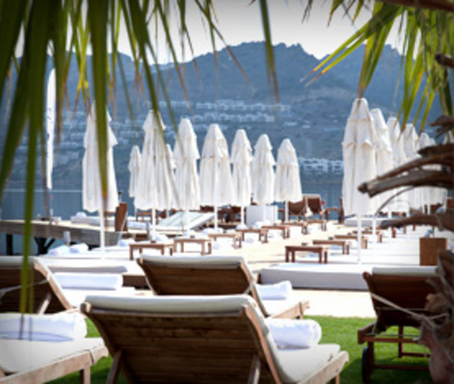 Moon (Yalıkavak): Giriş 40 TL, kişi başı 125 lira harcarsanız ücret alınmıyor.  -