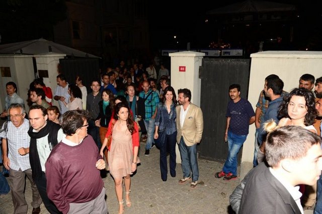 Doğulu, sevgilisiyle vakit geçirmek için adada bulunan bir otele yerleşti