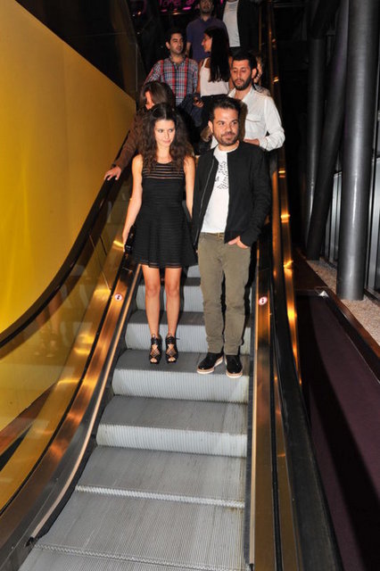 Gündüzleri sette çekimi takip eden ünlü popçu, akşamları ise sevgilisiyle 'Prinkipo' isimli restoranda vakit geçiriyor.