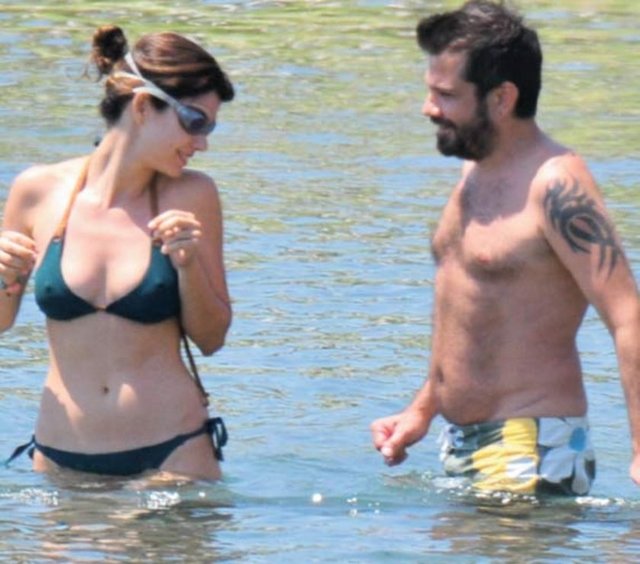 Deniz gözlüklerini takarak uzun süre yüzen Saat, sevgilisiyle şakalaşırken fiziğiyle göz doldurdu.