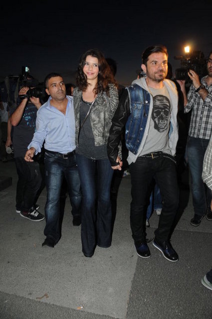 Filmde Beren Saat doğuştan kör, sağır ve dilsiz bir kızı canlandırıyor.