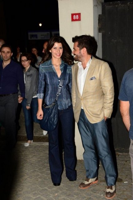 Şen, Eşkiya filminde birlikte oynadığı Uğur Yücel'e sette sürpriz yaptı.