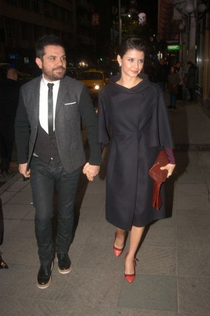 Çifte zaman zaman filmin başrol oyuncusu Uğur Yücel de eşlik ediyor.