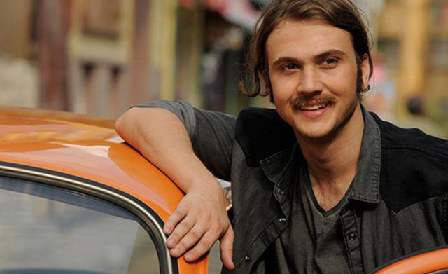 Öyle Bir Geçer Zaman Ki dizisindeki performansıyla beğeni toplayan Aras Bulut İynemli oldu.