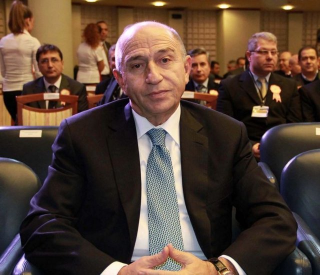 NİHAT ÖZDEMİR