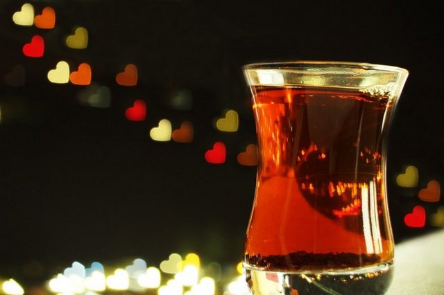 Bekleme süresi çayın cinsine göre değişse de 5-6 dakikayı aşmamalısınız; çayı saatlerce kaynatmak zehirlenmekten başka bir işe yaramayacaktır. .