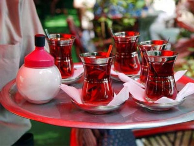 Metal yerine, porselen veya cam demlik tercih edilmesi önerilir.