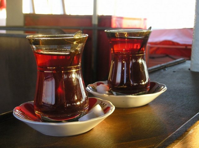 5000 yıl öncesine kadar gidebildiğimiz çayın tarihi üzerine bir çok efsane var, dilden dile dolaşan. Çayla ilgili ilk bilinen efsane Çin'de geçiyor;  M.Ö. 2700'lü yıllarda tıp bilimine meraklı olduğu bilinen Çin İmparatoru Shen Nung, sıcak su içmenin sağlığa olan olumlu etkilerini gözlemlemesi ile başlıyor.