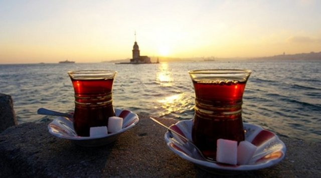 Su kaynadığı anda suyu demliğe ekleyin