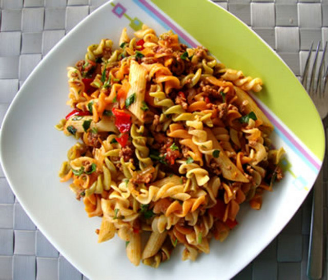 AKŞAM YEMEĞİ: Kıymalı makarna, - çoban salata