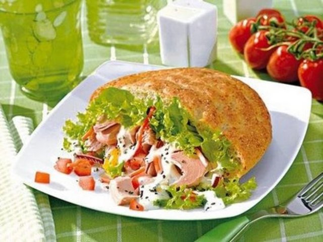 ÖĞLE YEMEĞİ: Çeyrek sandviç - (tavuklu veya diyet ton balıklı ve - söğüş salata katkılı), ayran