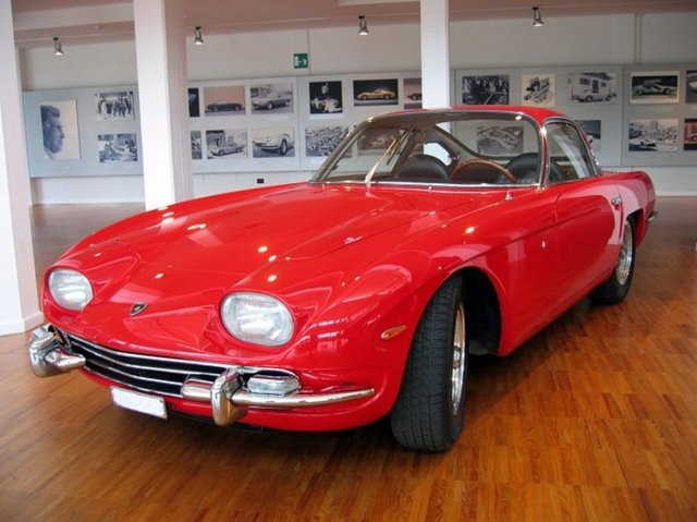 350GT'nin kasa tasarımı için İtalyan otomotiv sektöründe tanınmış şirket olan Carrozzeria Touring'den tecrübeli tasarımcılar kiralanmıştır.