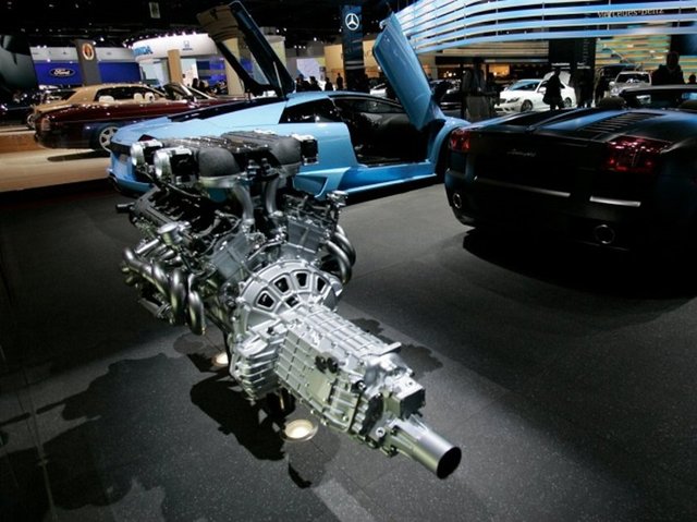 Bizzarrini, Lamborghini için 3,5 litrelik V12 silindirli, ileriye dönük geliştirilebilir bir motor üretmiştir.