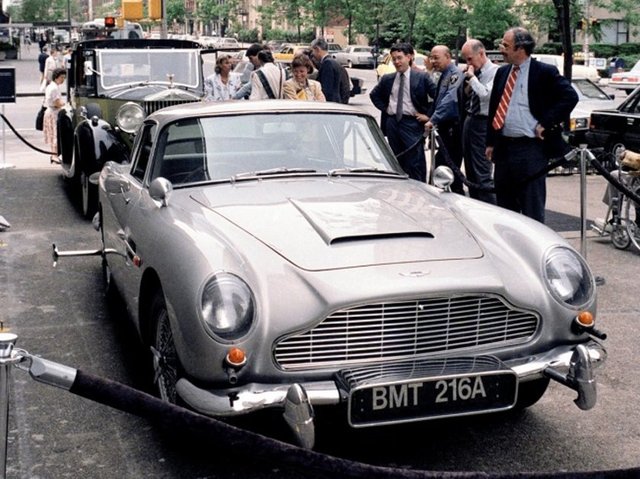 Carrozzeria Touring şirketi, tanınmış bir çok firmanın otomobil tasarımlarını üstlenmiştir. Aston Martin DB5 de bunlardan biri. (James Bond filminde kullanılmıştır)