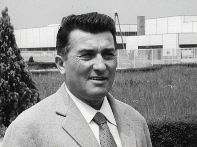 2. Dünya Savaşı'ndan sonra Ferruccio Lamborghini, Avrupa'nın yeniden inşası için tarım aracı olan traktör üretmeye başlamıştır.