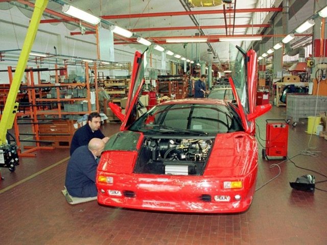 1993'te şirket bir kez daha el değiştirmiştir. Chrysler, yaşadığı finansal sorunlar yüzünden, Lamborghini şirketini, Endonezyalı yatırımcılara satmıştır.