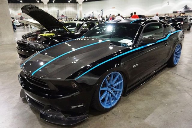 Los Angeles Convention Center'da yapılan AutoCon modifiye otomobil fuarında vitrine çıkan modifiye edilmiş otomobiller gerçekten şaşkınlık verici türden.