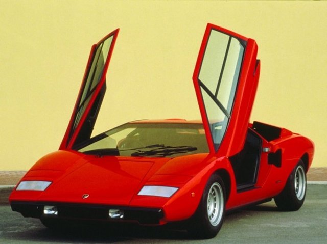 1974 yılında, Lamborghini ile özdeşleşmiş yukarı doğru açılan kapılara sahip 'Countach' piyasaya sürülmüştür.
