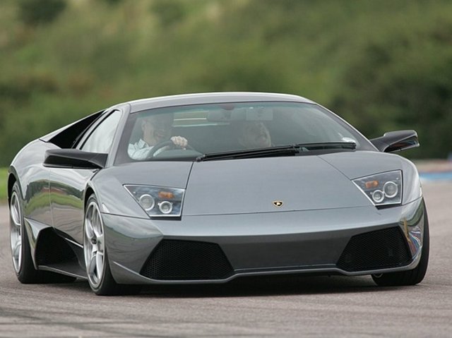 2002'de Murciélago modeli piyasaya sürüldü. Adını, matador tarafından 24 bıçak darbesine rağmen hayatta kalan boğadan alıyor. Bu isim, rakipleri Ferrari Maranello'ya bir mesaj gibi anlaşıldı.