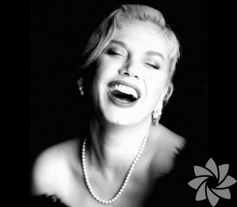 Takı tasarımı yapmaya başladı. Birbirinden özel takı tasarımlarıyla hayranları ve yakın çevresi tarafından takip ediliyor...