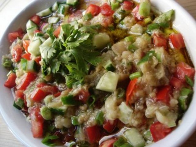 Közlenmiş biber, patlıcan salatası