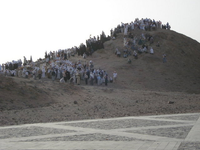 Okçularına, "Haber verilmeden yerinizi terk etmeyiniz." emrini verdi. İki tarafın kuvvetleri Uhud Dağı eteklerinde karşılaştı.