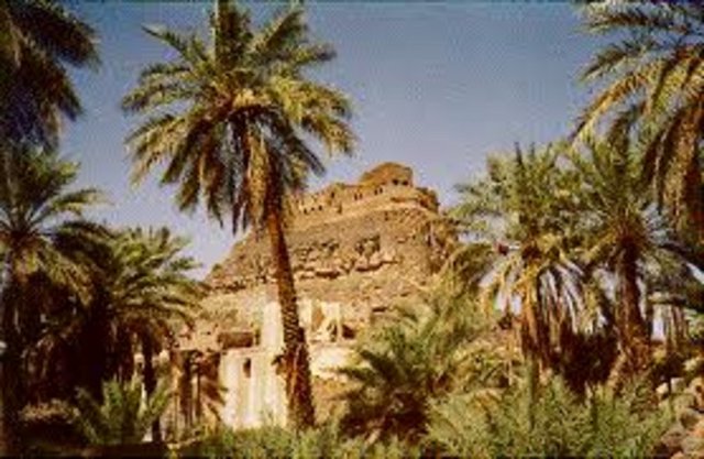 Hazırlıksız yakalanan Yahudiler, 10 günlük kuşatmadan sonra, bazı kaynaklara göre Ali'nin etkinliği, hatta kale kapısını tek başına söküp atması üzerine teslim oldular.