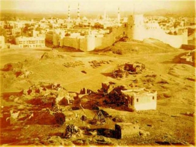 Bir iki girişim dışında Müşrikler hendeği aşmayı denemediler. Savaş karşılıklı ok atışlarıyla geçti.