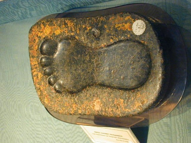 Mekkeliler, teklifleri reddettiler ve harbe hazırlanacaklarını bildirdiler. Mekkeliler daha sonra fikir değiştirip Ebu Süfyan'ı Müslümanları bir barışa ikna etmesi için Medine'ye gönderdiler. Ancak görüşmelerden hiçbir netice alınamadı.