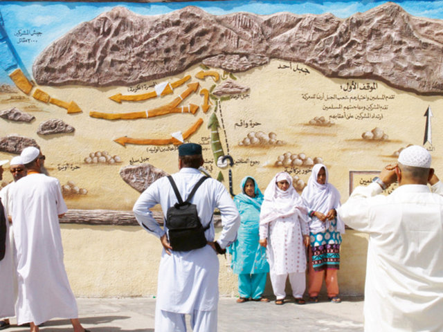 Bundan yararlanan Halid bin Velid, komutasındaki kuvvetlerle okçuların terk ettiği geçitten Müslümanlara saldırdı. Bu saldırı sonucu İslam ordusu güç kaybetti.