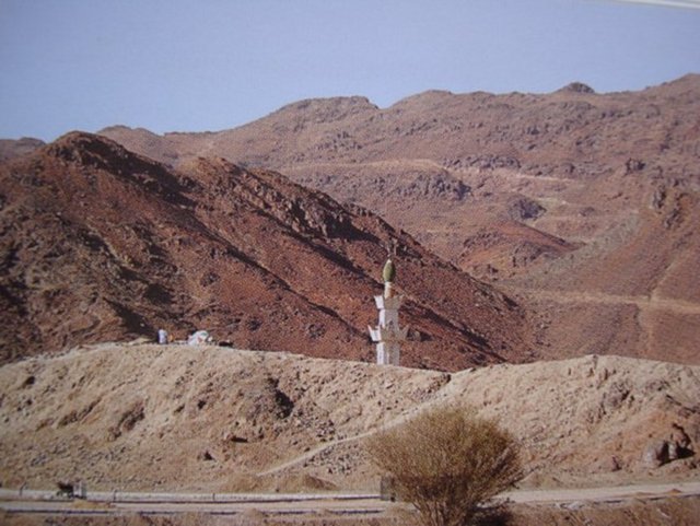 Müslümanlar muharebe için hazırlıklıydı ve bir süre sonra iki ordu Uhud'un bayırlarında ve düzlüklerinde karşılaştı.